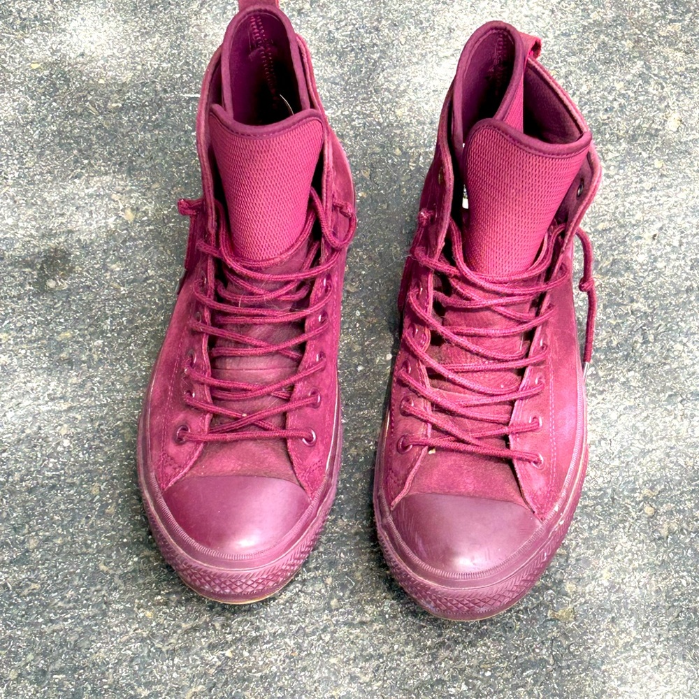 Converse
Maroon High Top basketball sneakers Sz 10.5 men’s